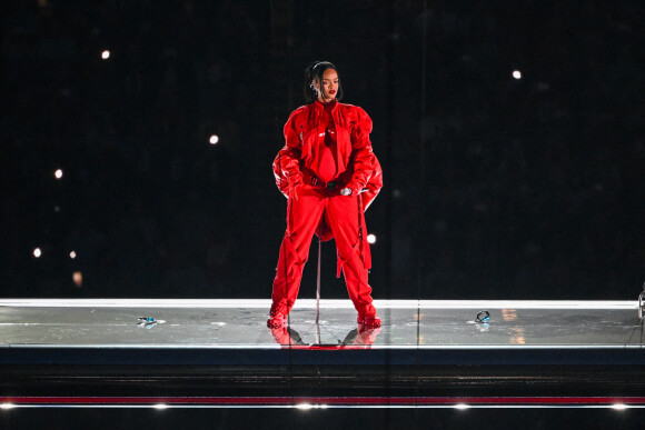 Rihanna sur scène lors du "Halftime Show" du Super Bowl le 12 février 2023 au State Farm Stadium de Glendale (Arizona) : elle a révélé son corps de femme enceinte sur scène. Elle porte des boucles d'oreilles de la marque Messika