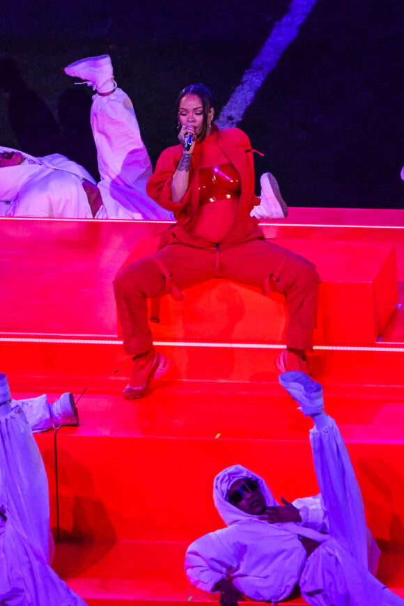 Rihanna sur scène lors du "Halftime Show" du Super Bowl le 12 février 2023 au State Farm Stadium de Glendale (Arizona) : elle attend son deuxième enfant avec le rappeur A$AP Rocky. Elle porte des boucles d'oreilles de la marque Messika