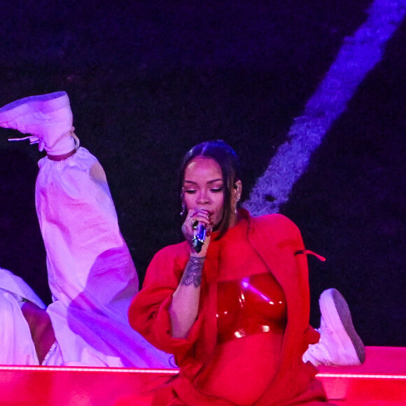 Rihanna sur scène lors du "Halftime Show" du Super Bowl le 12 février 2023 au State Farm Stadium de Glendale (Arizona) : elle attend son deuxième enfant avec le rappeur A$AP Rocky. Elle porte des boucles d'oreilles de la marque Messika