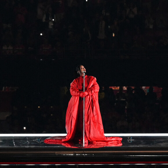 Rihanna sur scène lors du "Halftime Show" du Super Bowl le 12 février 2023 au State Farm Stadium de Glendale (Arizona)