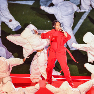 Rihanna sur scène lors du "Halftime Show" du Super Bowl le 12 février 2023 au State Farm Stadium de Glendale (Arizona). Elle porte des boucles d'oreilles de la marque Messika