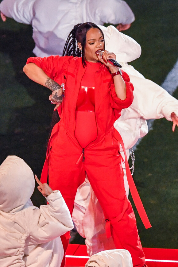 Rihanna sur scène lors du "Halftime Show" du Super Bowl le 12 février 2023 au State Farm Stadium de Glendale (Arizona) : enceinte, elle a donné naissance à son premier enfant il y a moins d'un an. Elle porte des boucles d'oreilles de la marque Messika