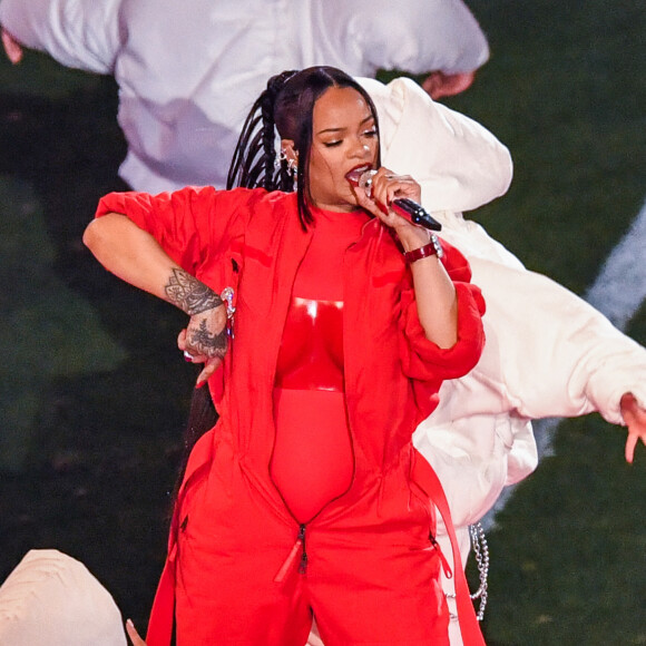 Rihanna sur scène lors du "Halftime Show" du Super Bowl le 12 février 2023 au State Farm Stadium de Glendale (Arizona) : enceinte, elle a donné naissance à son premier enfant il y a moins d'un an. Elle porte des boucles d'oreilles de la marque Messika