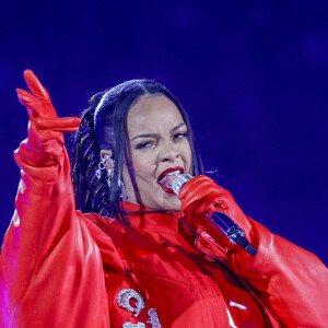 Rihanna sur scène lors du "Halftime Show" du Super Bowl le 12 février 2023 au State Farm Stadium de Glendale (Arizona) : la star a dévoilé être enceinte pour la seconde fois ! Elle porte des boucles d'oreilles de la marque Messika