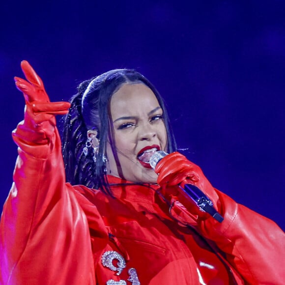 Rihanna sur scène lors du "Halftime Show" du Super Bowl le 12 février 2023 au State Farm Stadium de Glendale (Arizona) : la star a dévoilé être enceinte pour la seconde fois ! Elle porte des boucles d'oreilles de la marque Messika