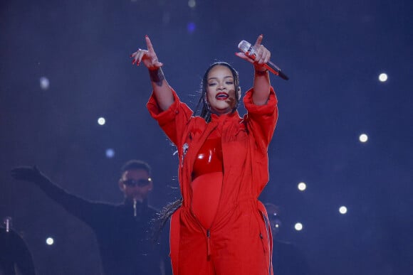 Rihanna sur scène lors du "Halftime Show" du Super Bowl le 12 février 2023 au State Farm Stadium de Glendale (Arizona)