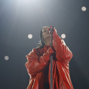 Rihanna sur scène lors du "Halftime Show" du Super Bowl le 12 février 2023 au State Farm Stadium de Glendale (Arizona). Elle porte des boucles d'oreilles de la marque Messika