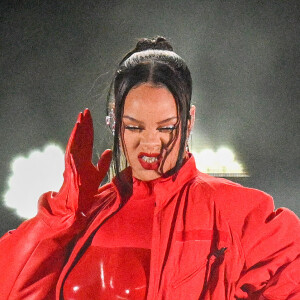 Rihanna sur scène lors du "Halftime Show" du Super Bowl au State Farm Stadium de Glendale (Arizona) : elle a performé, enceinte de son deuxième bébé. Elle porte des boucles d'oreilles de la marque Messika