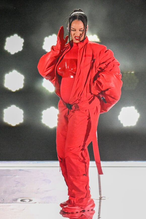 Rihanna sur scène lors du "Halftime Show" du Super Bowl au State Farm Stadium de Glendale (Arizona) : elle a performé, enceinte de son deuxième bébé. Elle porte des boucles d'oreilles de la marque Messika