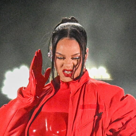 Rihanna sur scène lors du "Halftime Show" du Super Bowl au State Farm Stadium de Glendale (Arizona) : elle a performé, enceinte de son deuxième bébé. Elle porte des boucles d'oreilles de la marque Messika