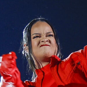 Rihanna sur scène lors du "Halftime Show" du Super Bowl le 12 février 2023 au State Farm Stadium de Glendale (Arizona). Elle porte des boucles d'oreilles de la marque Messika
