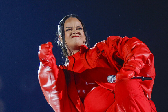 Rihanna sur scène lors du "Halftime Show" du Super Bowl le 12 février 2023 au State Farm Stadium de Glendale (Arizona). Elle porte des boucles d'oreilles de la marque Messika