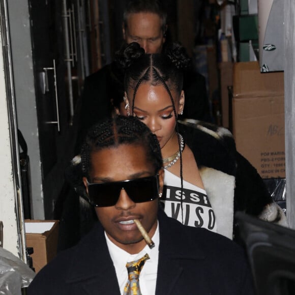 Exclusif - Rihanna et son compagnon A$AP Rocky, les mains pleines de son cognac "Mercer + Prince", quittent une soirée à Beverly Hills, le 19 décembre 2022. Elle porte des boucles d'oreilles de la marque Messika