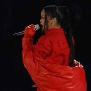 Rihanna (enceinte de son deuxième enfant) lors de son show pour la mi-temps su Super Bowl 57 à Glendale le 12 février 2023. Elle porte des boucles d'oreilles de la marque Messika © Charles Baus/CSM via ZUMA Press Wire / Bestimage