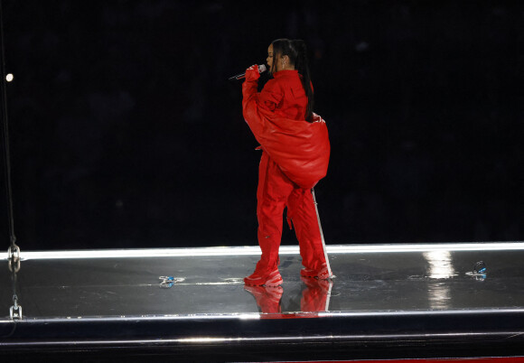 Rihanna (enceinte de son deuxième enfant) lors de son show pour la mi-temps su Super Bowl 57 à Glendale le 12 février 2023. Elle porte des boucles d'oreilles de la marque Messika © Charles Baus/CSM via ZUMA Press Wire / Bestimage