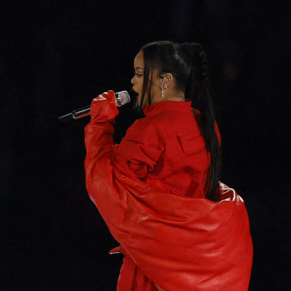Rihanna (enceinte de son deuxième enfant) lors de son show pour la mi-temps su Super Bowl 57 à Glendale le 12 février 2023. Elle porte des boucles d'oreilles de la marque Messika © Charles Baus/CSM via ZUMA Press Wire / Bestimage