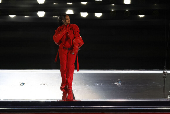 Rihanna (enceinte de son deuxième enfant) est en concert lors de la mi-temps su Super Bowl 57 à Glendale le 12 février 2023. Elle porte des boucles d'oreilles de la marque Messika © Charles Baus/CSM via ZUMA Press Wire / Bestimage