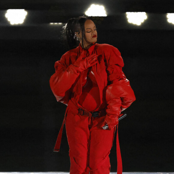 Rihanna (enceinte de son deuxième enfant) est en concert lors de la mi-temps su Super Bowl 57 à Glendale le 12 février 2023. Elle porte des boucles d'oreilles de la marque Messika © Charles Baus/CSM via ZUMA Press Wire / Bestimage