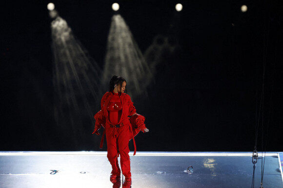 Rihanna (enceinte de son deuxième enfant) est en concert lors de la mi-temps su Super Bowl 57 à Glendale le 12 février 2023. Elle porte des boucles d'oreilles de la marque Messika © Charles Baus/CSM via ZUMA Press Wire / Bestimage