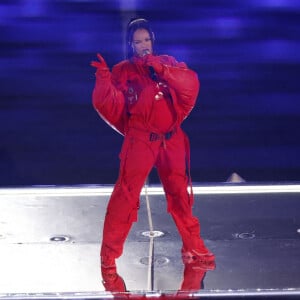 Rihanna (enceinte de son deuxième enfant) est en concert lors de la mi-temps su Super Bowl 57 à Glendale le 12 février 2023. Elle porte des boucles d'oreilles de la marque Messika © Charles Baus/CSM via ZUMA Press Wire / Bestimage