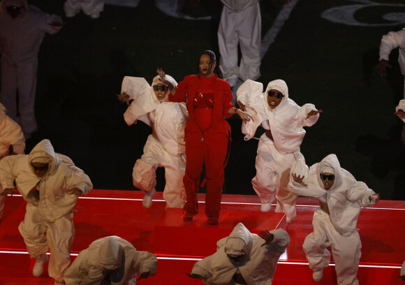 Rihanna (enceinte de son deuxième enfant) est en concert lors de la mi-temps su Super Bowl 57 à Glendale le 12 février 2023. Elle porte des boucles d'oreilles de la marque Messika  © Charles Baus/CSM via ZUMA Press Wire / Bestimage