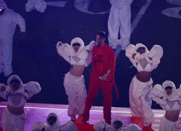 Rihanna (enceinte de son deuxième enfant) est en concert lors de la mi-temps su Super Bowl 57 à Glendale le 12 février 2023. Elle porte des boucles d'oreilles de la marque Messika © Charles Baus/CSM via ZUMA Press Wire / Bestimage