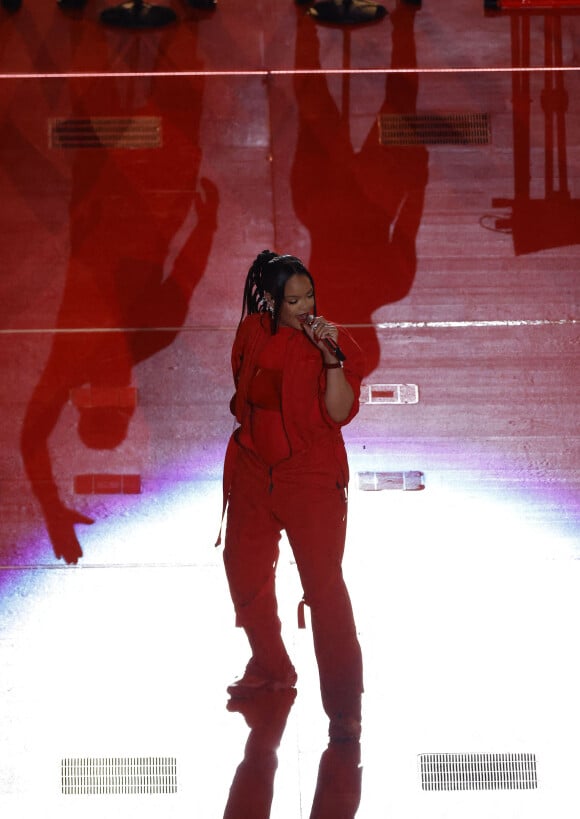 Rihanna (enceinte de son deuxième enfant avec A$AP Rocky) est en concert lors de la mi-temps su Super Bowl 57 à Glendale le 12 février 2023. Elle porte des boucles d'oreilles de la marque Messika  © Charles Baus/CSM via ZUMA Press Wire / Bestimage