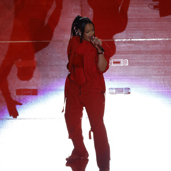 Rihanna (enceinte de son deuxième enfant avec A$AP Rocky) est en concert lors de la mi-temps su Super Bowl 57 à Glendale le 12 février 2023. Elle porte des boucles d'oreilles de la marque Messika  © Charles Baus/CSM via ZUMA Press Wire / Bestimage