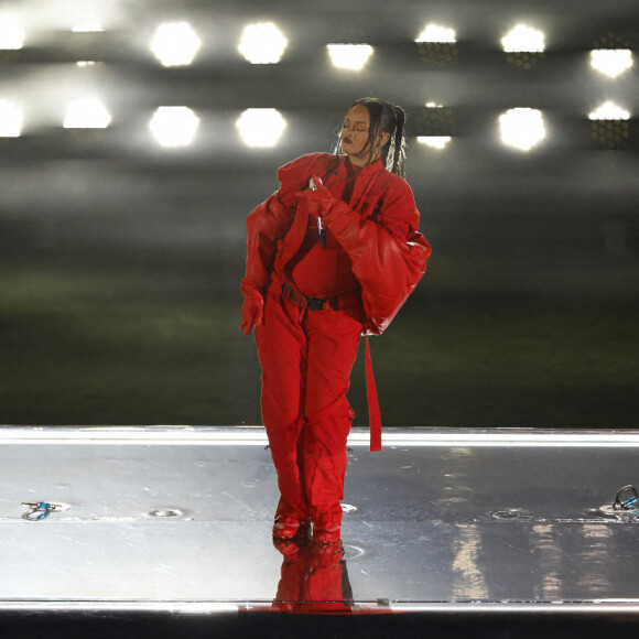 Rihanna a dévoilé être enceinte de son deuxième enfant en concert lors de la mi-temps su Super Bowl 57 à Glendale le 12 février 2023. Elle porte des boucles d'oreilles de la marque Messika © Charles Baus/CSM via ZUMA Press Wire / Bestimage