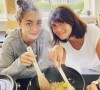 Estelle Denis cuisine le poulet au citron façon tajine de Cyril Lignac avec sa fille Victoire dans la cuisine de leur maison en Bretagne, où Estelle Denis et Raymond Domenech sont confinés avec leurs deux enfants. Le 8 avril 2020.