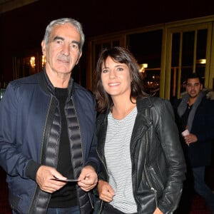 Exclusif - Raymond Domenech et sa compagne Estelle Denis - People en backstage du One-man-show de Ary Abittan sur la scène du Casino de Paris avec son spectacle "My story" à Paris le 3 novembre 2017. © Coadic Guirec/Bestimage