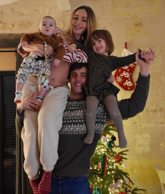 Cindy Poumeyrol et son mari Thomas avec leurs deux filles Alba et Victoire