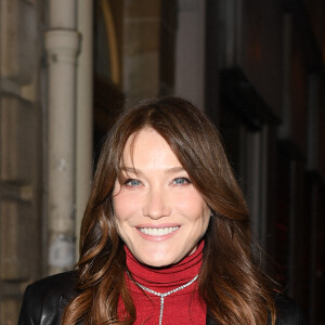 Exclusif - Carla Bruni, accompagnée de son amie Farida Khelfa, arrive au défilé de mode Haute-Couture Jean-Paul Gaultier, au siège parisien du couturier, lors de la Fashion Week Printemps-été 2023 de Paris. Le 25 janvier 2023.