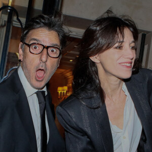 Yvan Attal et sa compagne Charlotte Gainsbourg - Arrivées à la 10ème édition du "Global Gift Gala"" au Four Seasons Hotel George V à Paris © Christophe Clovis / Bestimage