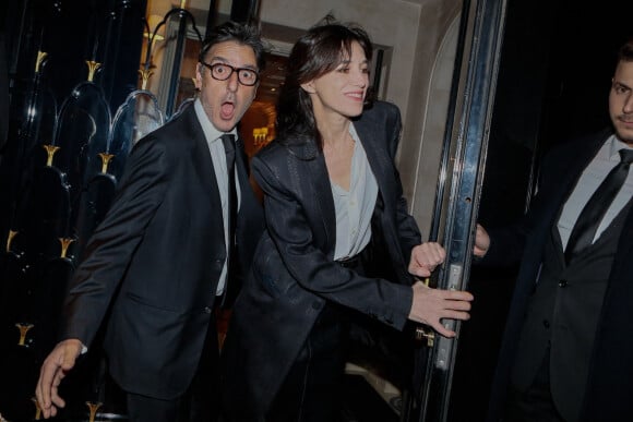 Yvan Attal et sa compagne Charlotte Gainsbourg - Arrivées à la 10ème édition du "Global Gift Gala"" au Four Seasons Hotel George V à Paris © Christophe Clovis / Bestimage