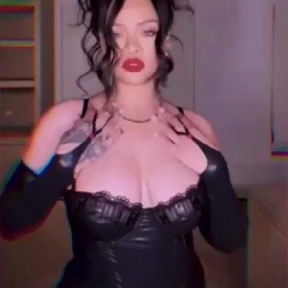 Capture d'écran de Rihanna qui montre son corps post-grossesse pour la promotion de la lingerie Savage X Fenty