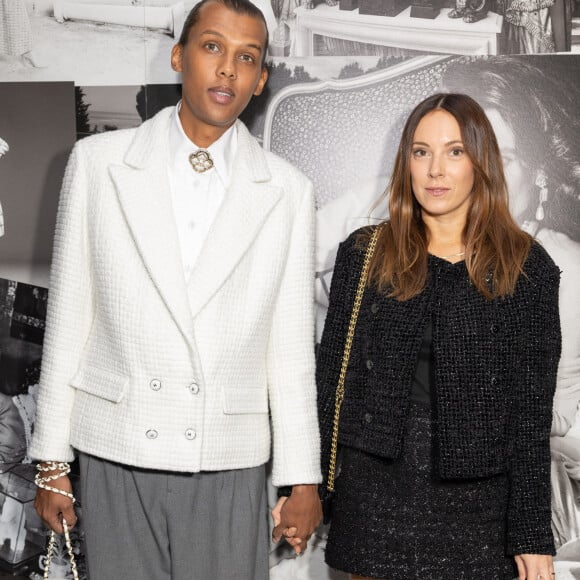 Le chanteur Stromae (Paul van Haver) et sa femme Coralie Barbier - Photocall au défilé Chanel Collection Femme Prêt-à-porter Printemps/Eté 2023 lors de la Fashion Week de Paris (PFW), France, le 4 octobre 2022. © Olivier Borde/Bestimage