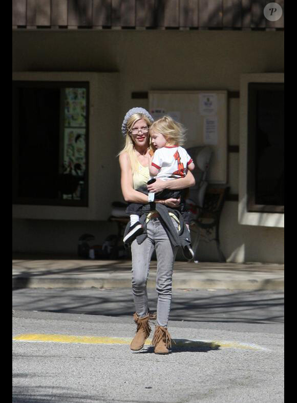 Tori Spelling avec son fils Liam à Los Angeles (16 février 2010)