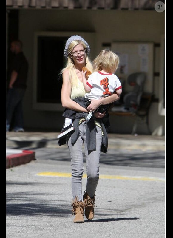 Tori Spelling avec son fils Stella à Los Angeles (16 février 2010)