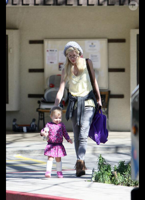 Tori Spelling avec sa fille Stella à Los Angeles (16 février 2010)