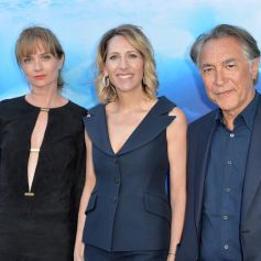 Richard Berry avec sa femme Pascale Louange et Maud Fontenoy - Soirée de gala de la "Maud Fontenoy Fondation" à bord de la péniche Ducasse sur Seine à Paris le 6 juin 2019. Depuis 2008, la Maud Fontenoy Foundation, reconnue d'intérêt général, s'engage en France comme à l'international pour préserver nos océans. Elle mène des actions d'éducation à l'environnement et au développement durable auprès de la jeune génération et du grand public avec le soutien de son comité d'experts, du Ministère de l'Education nationale et du Ministère de l'Ecologie ainsi que de la Commission Océanographique Intergouvernementale de l'UNESCO. © Veeren/Bestimage 