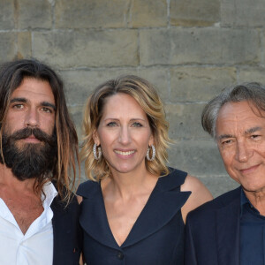 Nicolas Lefebvre et sa compagne Monica Bellucci, Maud Fontenoy, Richard Berry et sa femme Pascale Louange - Soirée de gala de la "Maud Fontenoy Fondation" à bord de la péniche Ducasse sur Seine à Paris le 6 juin 2019. Depuis 2008, la Maud Fontenoy Foundation, reconnue d'intérêt général, s'engage en France comme à l'international pour préserver nos océans. Elle mène des actions d'éducation à l'environnement et au développement durable auprès de la jeune génération et du grand public avec le soutien de son comité d'experts, du Ministère de l'Education nationale et du Ministère de l'Ecologie ainsi que de la Commission Océanographique Intergouvernementale de l'UNESCO. © Veeren/Bestimage 