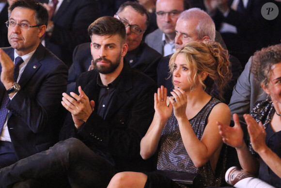 Gerard Piqué reçoit le prix du meilleur athlète catalan lors d'une cérémonie à Barcelone. Sa compagne, la chanteuse Shakira était à ses côtés.