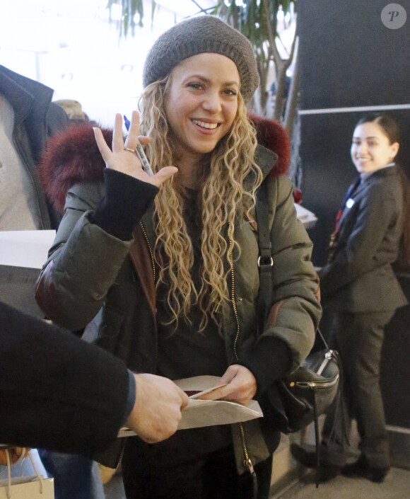 La chanteuse Shakira a accompagné ses parents, William Mebarak Chadid et Nidia del Carmen Ripoll Torrado, à l'aéroport JFK de New York, avec son mari Gerard Piqué et leurs enfants Milan et Sasha. La chanteuse avait annoncé en début de semaine le report de sa tournée mondiale, à cause d'un problème aux cordes vocales. Le 29 décembre 2017.