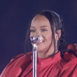 Rihanna sur scène à la mi-temps du Super Bowl 2023 à Glendale, le 12 février 2023. 