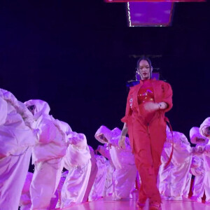 Rihanna sur scène à la mi-temps du Super Bowl 2023 à Glendale, le 12 février 2023. 