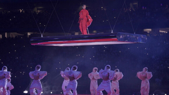 Rihanna sur scène à la mi-temps du Super Bowl 2023 à Glendale, le 12 février 2023. 