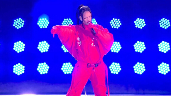 Rihanna fait le show pendant la mi-temps du Super Bowl et annonce sa deuxième grossesse, le 12 février 2023.