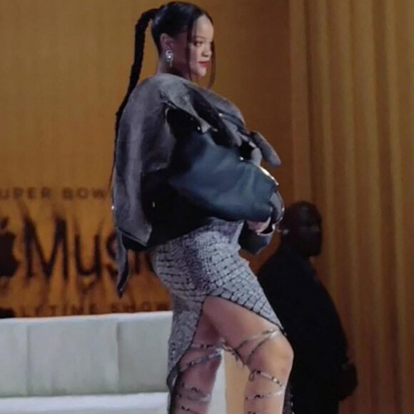 La chanteuse Rihanna lors de l'interview avant sa prestation à la mi-temps du Super Bowl. Le 12 février 2023 