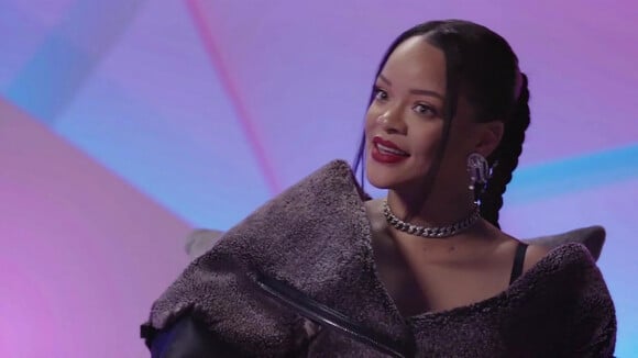 La chanteuse Rihanna lors de l'interview avant sa prestation à la mi-temps du Super Bowl.